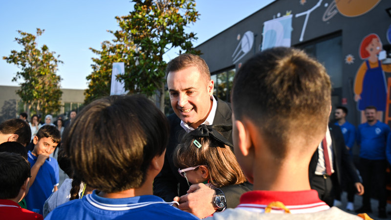  Ahmet Akın’dan Öğrencilere 1.000 TL Kırtasiye Desteği