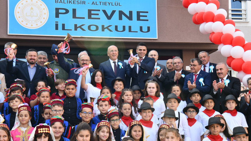 Okullar Açıldı, Öğrenciler Ders Başı Yaptı