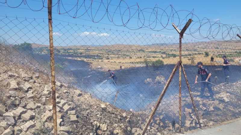 Balıkesir İtfaiyesi, 3 ayrı noktada yangınlara müdahale ediyor